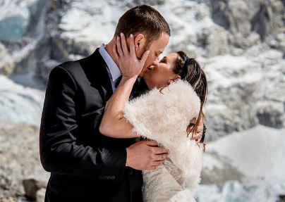 Молодожёны в течение трёх недель покоряли Эверест ради свадебной фотосессии
