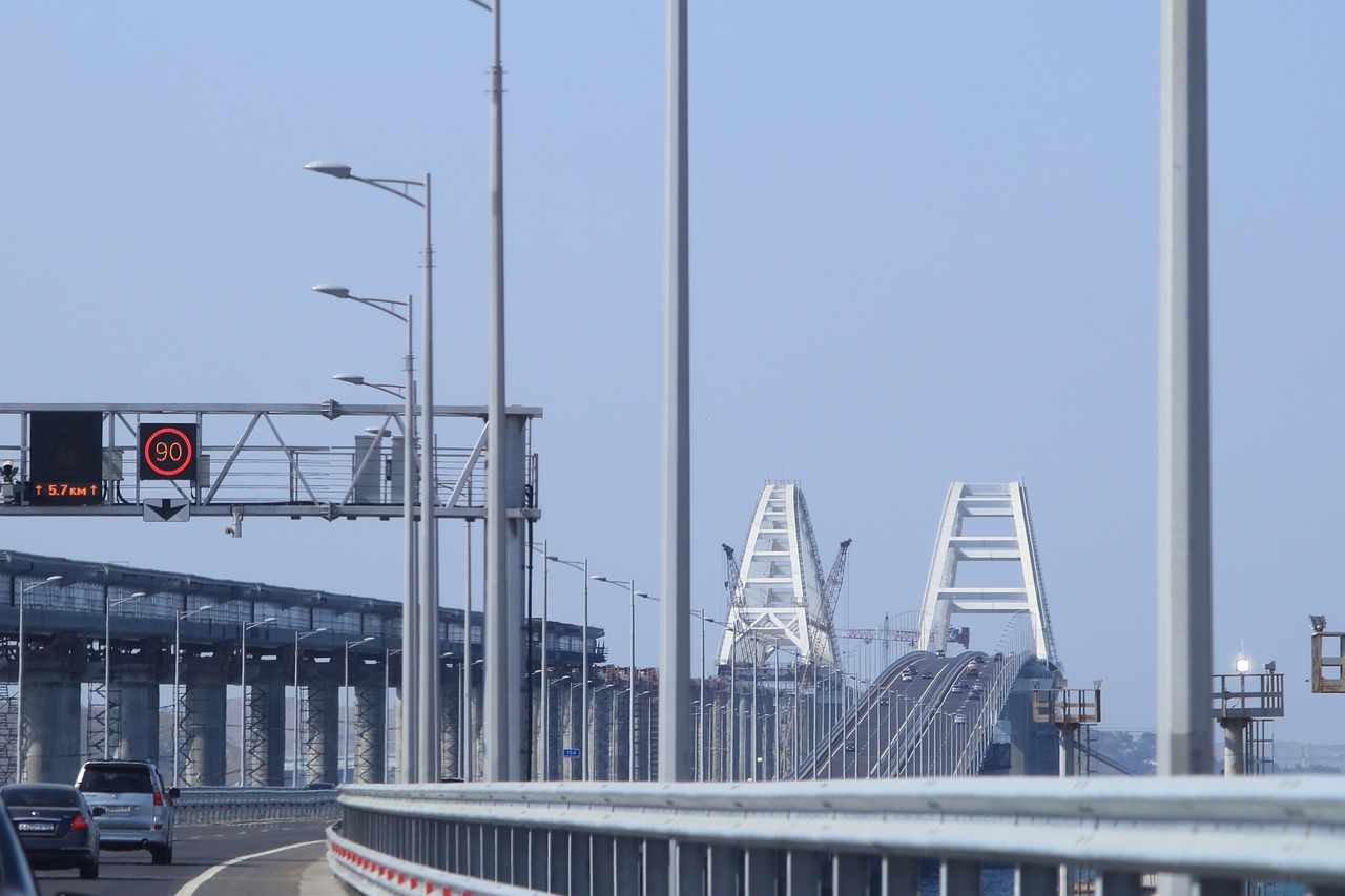 Более 700 легковых автомобилей скопилось у Крымского моста на перехватывающих парковках Кубани