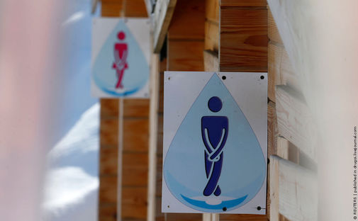 Так в горнолыжном центре «Роза Хутор» оригинально изображаются знаки на общественных туалетах