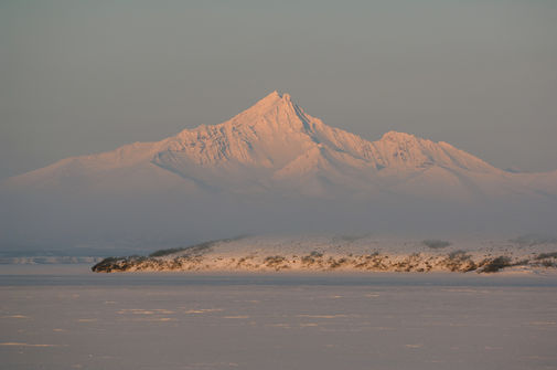 Морозный рассвет. Вид на вулкан Унана со льда Кроноцкого озера