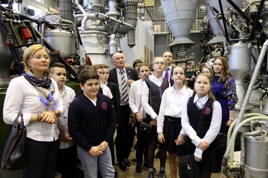 Московским школьникам показали «сердце ракеты»