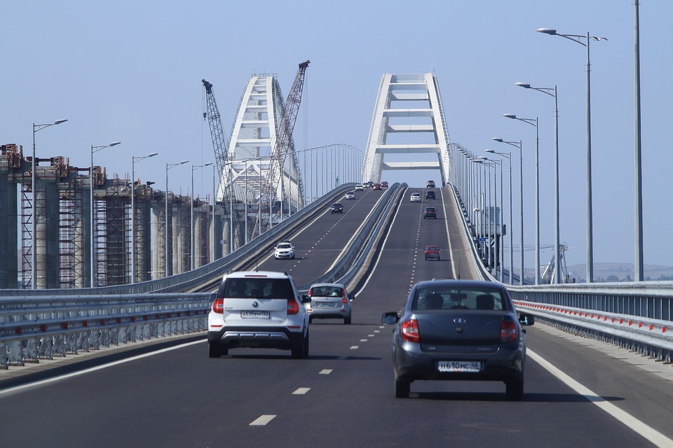 Строители устанавливают второй железнодорожный пролет на Крымском мосту