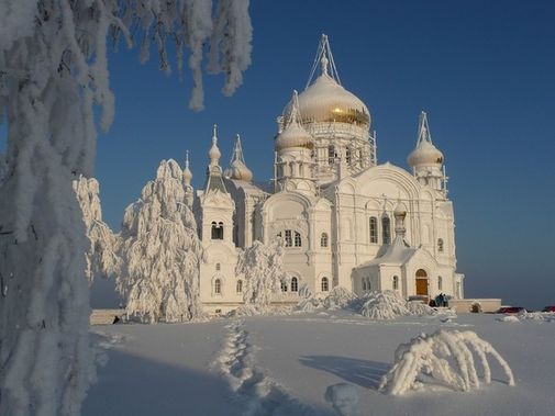 В Белогорском монастыре, Пермский край. Солнечная, морозная погода